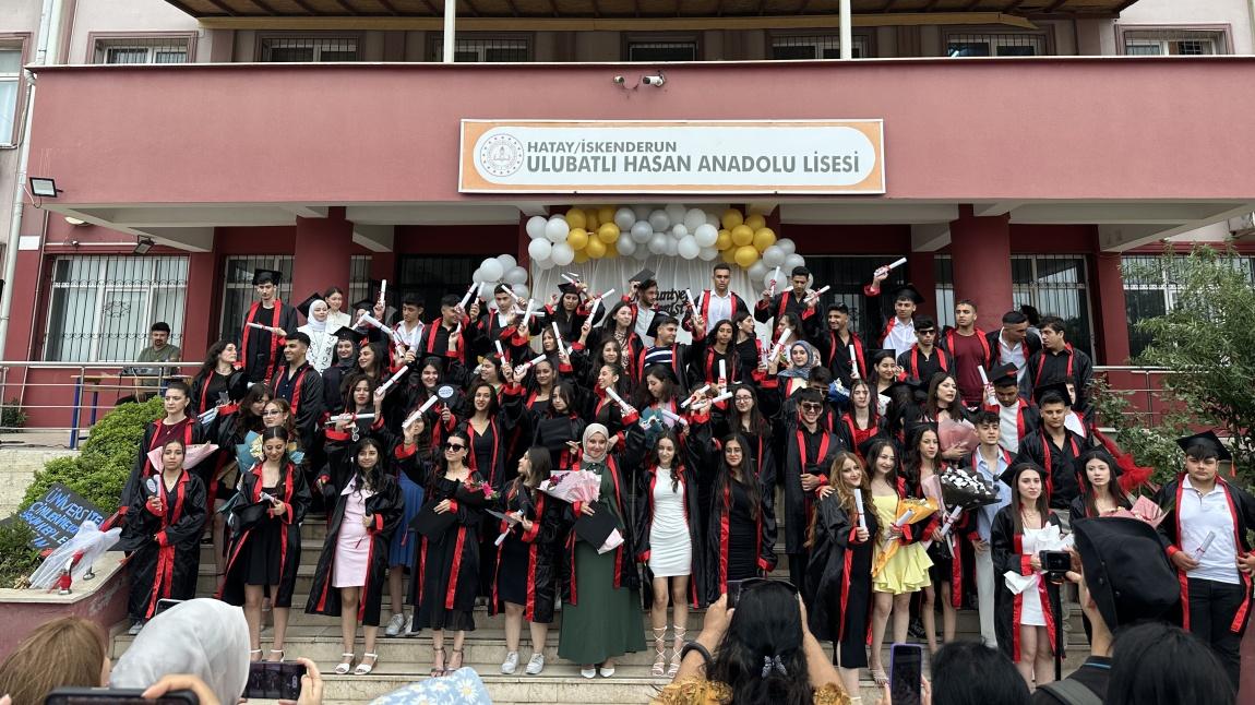 ULUBATLI HASAN ANADOLU LİSESİ’NDE MEZUNİYET COŞKUSU